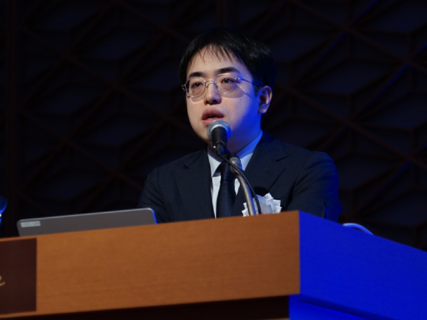 発表を行う隈病院 内科 門野至先生
