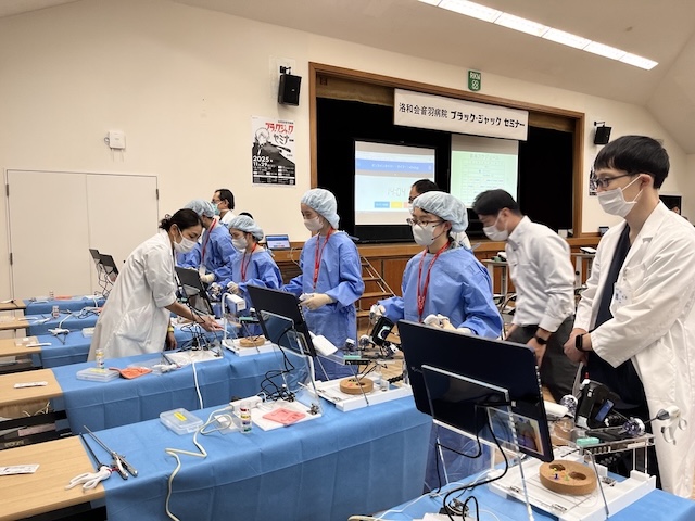 鉗子を動かして内視鏡による処置を行う（洛和会音羽病院ご提供）