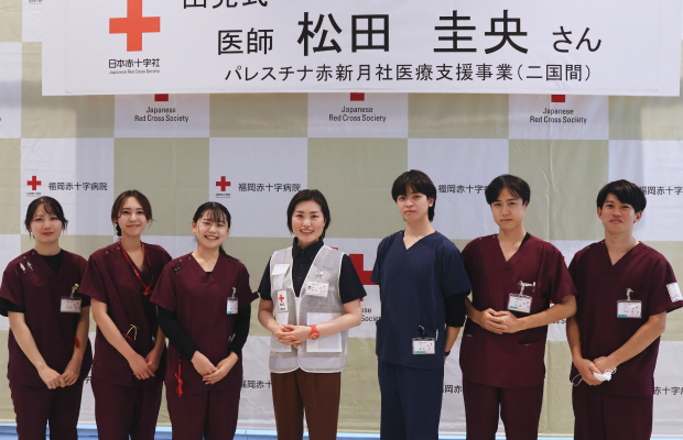 派遣される人、病院を守る人、双方が参加しての出発式の様子（福岡赤十字病院ご提供）